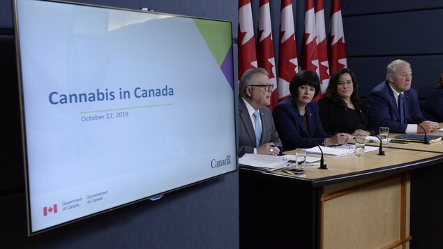 « Le cannabis au Canada », peut-on lire sur un écran situé près de la table devant laquelle sont assis les quatre ministres participant à la conférence de presse. « Le cannabis au Canada », peut-on lire sur un écran situé près de la table devant laquelle sont assis les quatre ministres participant à la conférence de presse.