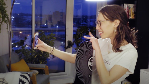 Une femme prend un selfie.