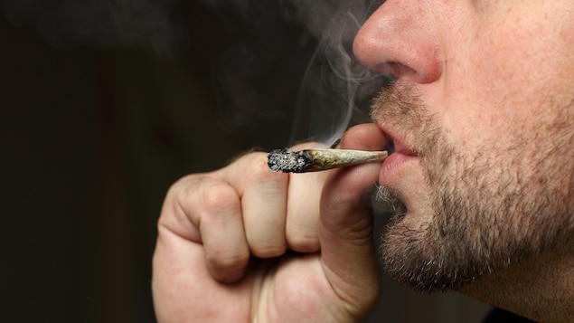 Un homme consomme du cannabis