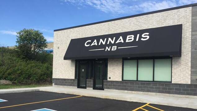 La façade du magasin est ornée d'une grande enseigne de Cannabis NB en lettres blanches sur fond noir La façade du magasin est ornée d'une grande enseigne de Cannabis NB en lettres blanches sur fond noir