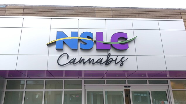 L'enseigne NSLC Cannabis à la succursale de la rue Clyde, à Halifax, en octobre 2018. L'enseigne NSLC Cannabis à la succursale de la rue Clyde, à Halifax, en octobre 2018.
