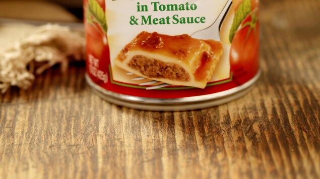 Plan rapproché d'une boîte de conserve de mini-ravioli au boeuf dans une sauce à la viande du Chef Boyardee, sans agents de conservation.