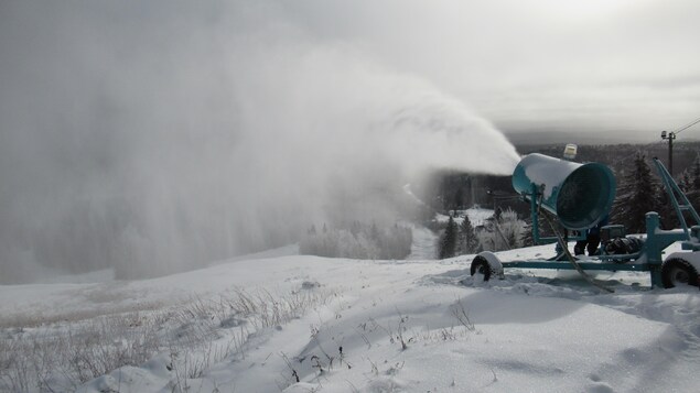 Un canon à neige en action au mont Kanasuta.