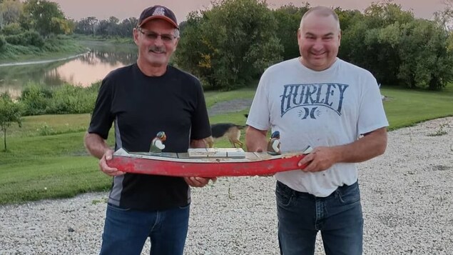 Un petit canot retrouvé près de Saint-Jean-Baptiste après 16 mois sur la rivière Rouge