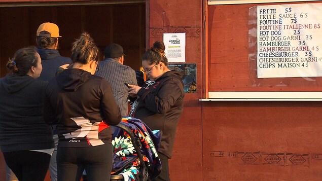 Des clients de la cantine attendent d'être servis. Des clients de la cantine attendent d'être servis.