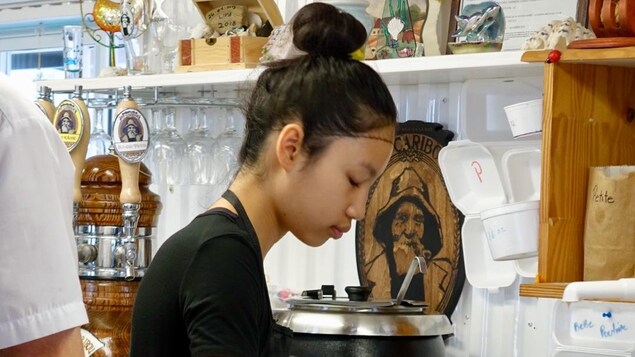 Une employée de la cantine des Navigateurs Une employée de la cantine des Navigateurs