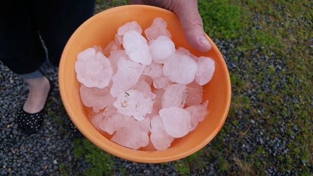 Un bol plein de gros grêlons Un bol plein de gros grêlons