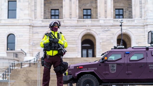Un officier de police monte la garde devant le Capitole américain.