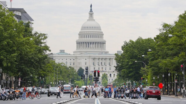 Une rue passante près du Capitole, à Washington. Une rue passante près du Capitole, à Washington.