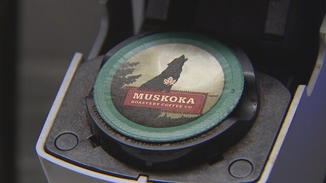 Une capsule à café dans une machine à café. Une capsule à café dans une machine à café.