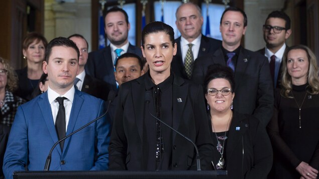 La vice-première ministre du Québec et ministre de la Sécurité publique, Geneviève Guilbault, entourée de membres du Cabinet, répond aux questions des journalistes lors d'une conférence de presse.