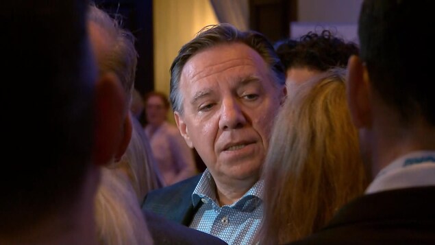 Gros plan du premier ministre François Legault répondant à des questions des journalistes.