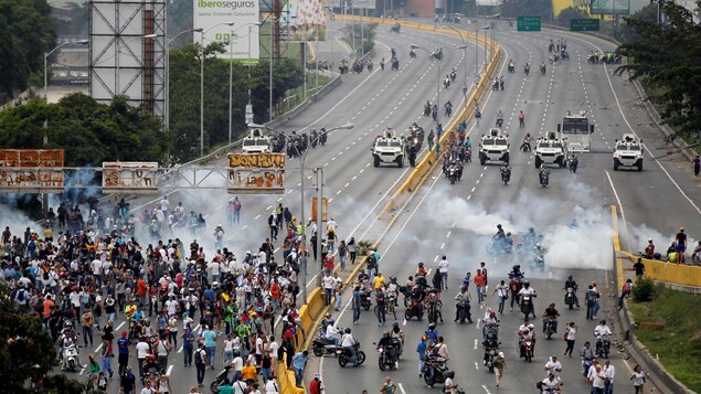 Moins dense que la veille, la foule comptait tout de même des milliers de personnes, rassemblées dans les rues de Caracas pour dénoncer le régime de Maduro.