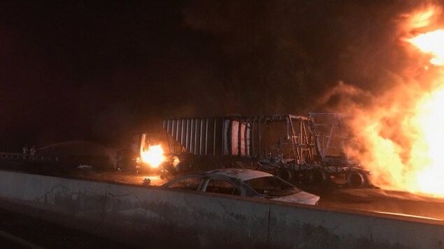 Photo de la remorque d'un camion complètement brûlée, alors que le feu fait toujours rage Photo de la remorque d'un camion complètement brûlée, alors que le feu fait toujours rage