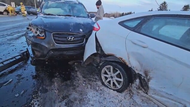 Deux véhicules accidentés.