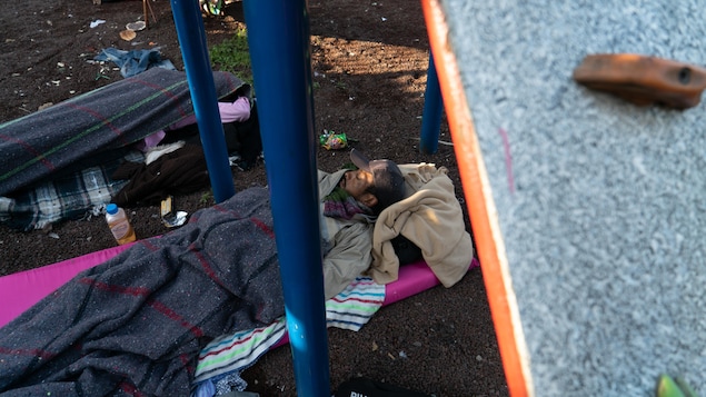 Un homme est couché au sol et dort. Un homme est couché au sol et dort.