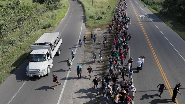 Des migrants d'Amérique centrale marchent le long de l'autoroute près de Ciudad Hidalgo après avoir traversé le Guatemala pour se rendre au Mexique afin de rejoindre les États-Unis. Des migrants d'Amérique centrale marchent le long de l'autoroute près de Ciudad Hidalgo après avoir traversé le Guatemala pour se rendre au Mexique afin de rejoindre les États-Unis.