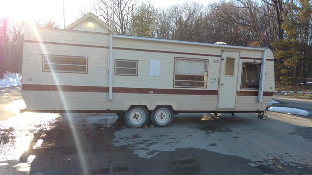 Une caravane beige est stationnée devant l'entrée du parc provincial Pinery. Une caravane beige est stationnée devant l'entrée du parc provincial Pinery.