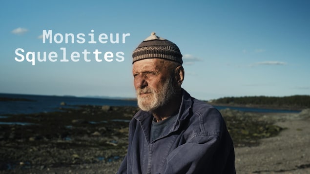 Pierre-Henry Fontaine, 84 ans, contemple le fleuve en marchant sur sa plage de l'Île Verte.