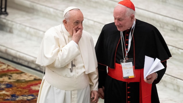 الكاردينال مارك ويليت (إلى اليمين) برفقة البابا فرنسيس، رئيس الكنيسة الكاثوليكية، خلال ندوة حول الكهنوت عُقدت في روما هذه السنة.
