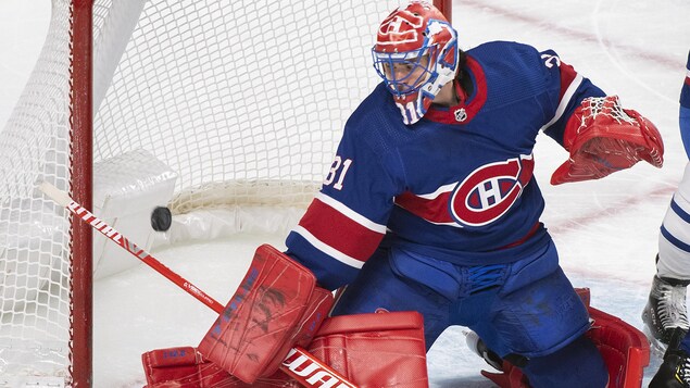 Une rondelle se retrouve dans le filet derrière Carey Price.