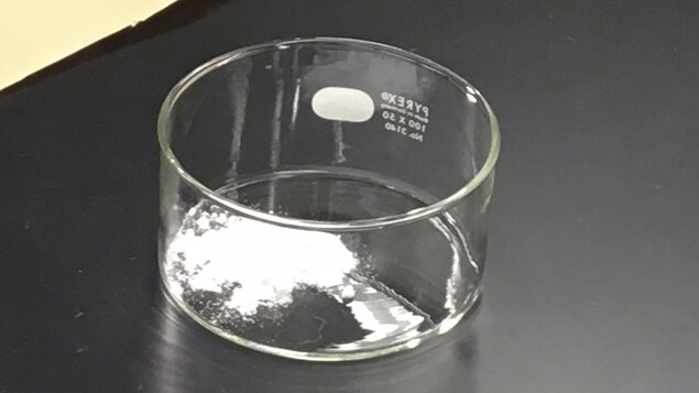 Échantillon de carfentanil dans un contenant en verre.