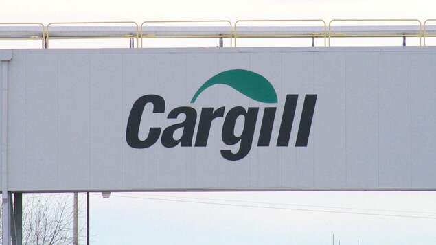 Un panneau portant la marque Cargill.