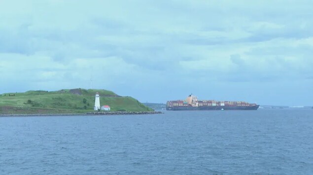 Le cargo dans le port d'Halifax près de l'île McNab.
