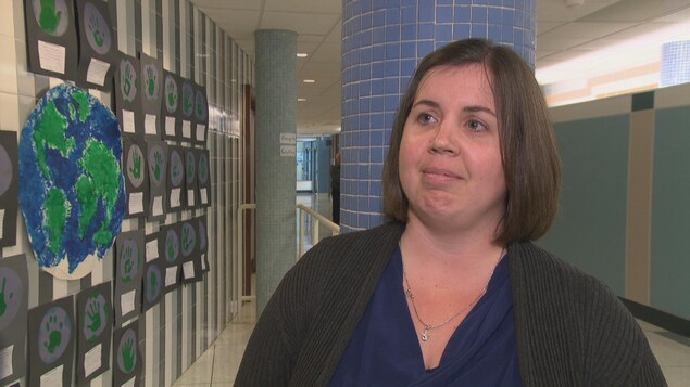 La femme est interviewée dans un couloir du Centre La femme est interviewée dans un couloir du Centre