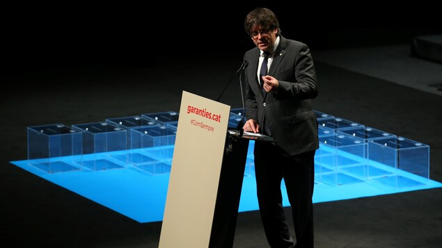 Carles Puigdemont, président séparatiste de Catalogne, s'adresse aux élus quant au projet d'indépendance de la région. Carles Puigdemont, président séparatiste de Catalogne, s'adresse aux élus quant au projet d'indépendance de la région.