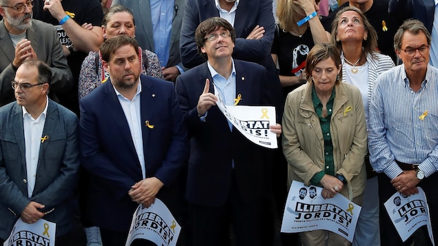 Le président catalan Carles Puigdemont, au centre, entouré de membres de son gouvernement, à la manifestation demandant la libération de deux leaders indépendantistes. Le président catalan Carles Puigdemont, au centre, entouré de membres de son gouvernement, à la manifestation demandant la libération de deux leaders indépendantistes.
