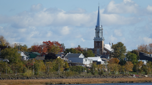 Vue sur l'église et une partie de la ville de Carleton-sur-mer .