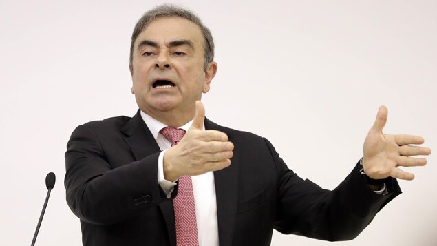 Carlos Ghosn parle aux journalistes.