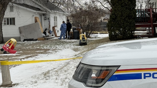 سيارة للشرطة الملكية الكندية وطوق أمني حول منزل.