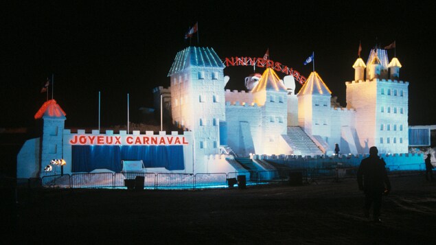 À Québec, la nuit, le Palais des Glaces illuminé aux couleurs du Carnaval de Québec.