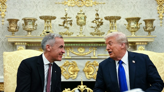 Devant un décor avec beaucoup de doré, Mark Carney et Donald Trump, qui sont assis, rient.