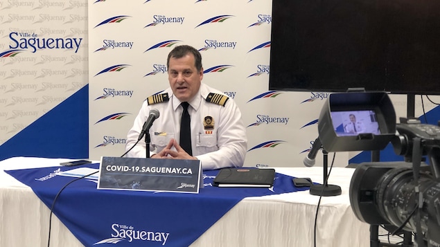 Le coordonnateur aux mesures d'urgence de la Ville de Saguenay, Carol Girard, en conférence de presse.