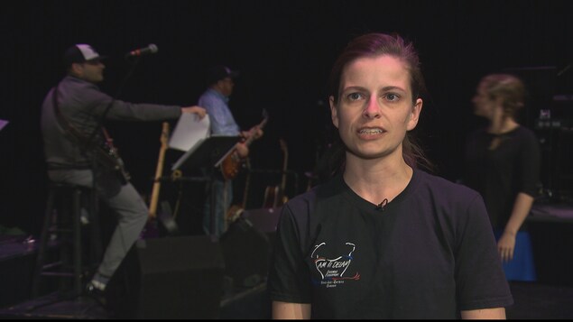 Caroline Demontigny danse dans l'ensemble folklorique Tam ti delam Caroline Demontigny danse dans l'ensemble folklorique Tam ti delam