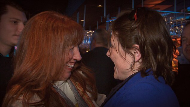 Caroline Desbiens et Julie Vignola célèbrent ensemble le soir des élections.