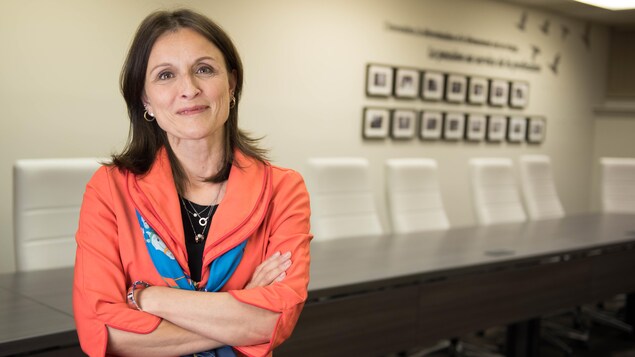 Caroline Kilsdonk pose les bras croisés, vêtue d'une veste corail et d'un foulard bleu. Caroline Kilsdonk pose les bras croisés, vêtue d'une veste corail et d'un foulard bleu.