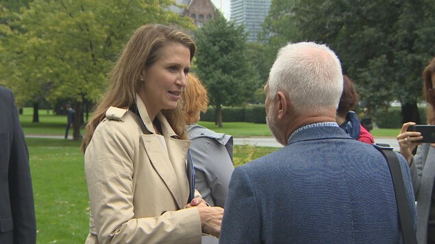 Une dame parlant à un homme. Une dame parlant à un homme.