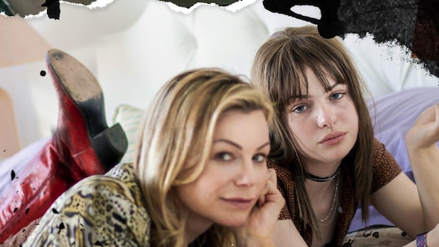 Les deux femmes sont allongées sur un lit.