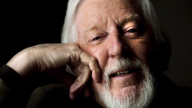 Caroll Spinney appuie son visage sur sa main droite. Caroll Spinney appuie son visage sur sa main droite.