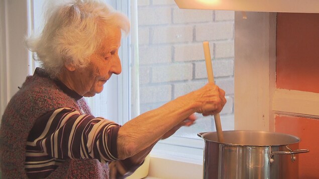 Une résidente de la maison Carpe Diem brasse la soupe