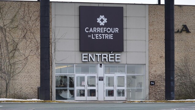 Une entrée du Carrefour de l'Estrie.