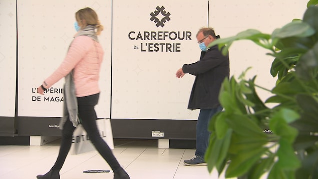 Deux personnes circulent au Carrefour de l'Estrie.
