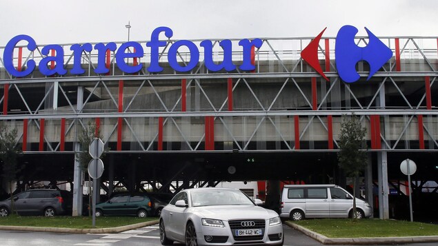 Le stationnement d'un magasin Carrefour.