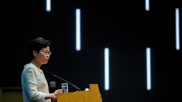 Portrait de Carrie Lam pendant un discours