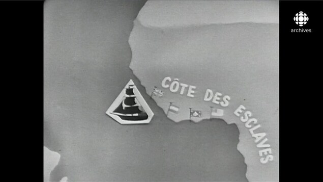 Section d'une carte géographique avec un bateau à voile apposé et quelques drapeaux de pays colonisateurs sur le bord de la région identifiée comme la « Côte des esclaves ». Section d'une carte géographique avec un bateau à voile apposé et quelques drapeaux de pays colonisateurs sur le bord de la région identifiée comme la « Côte des esclaves ».