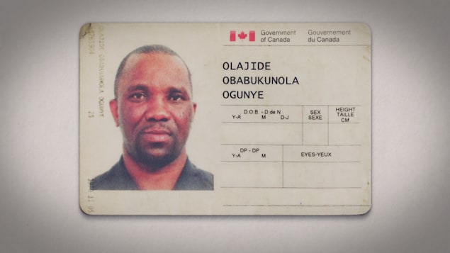 Photo d'une carte d'identité canadienne avec la photo d'un homme noir. Photo d'une carte d'identité canadienne avec la photo d'un homme noir.